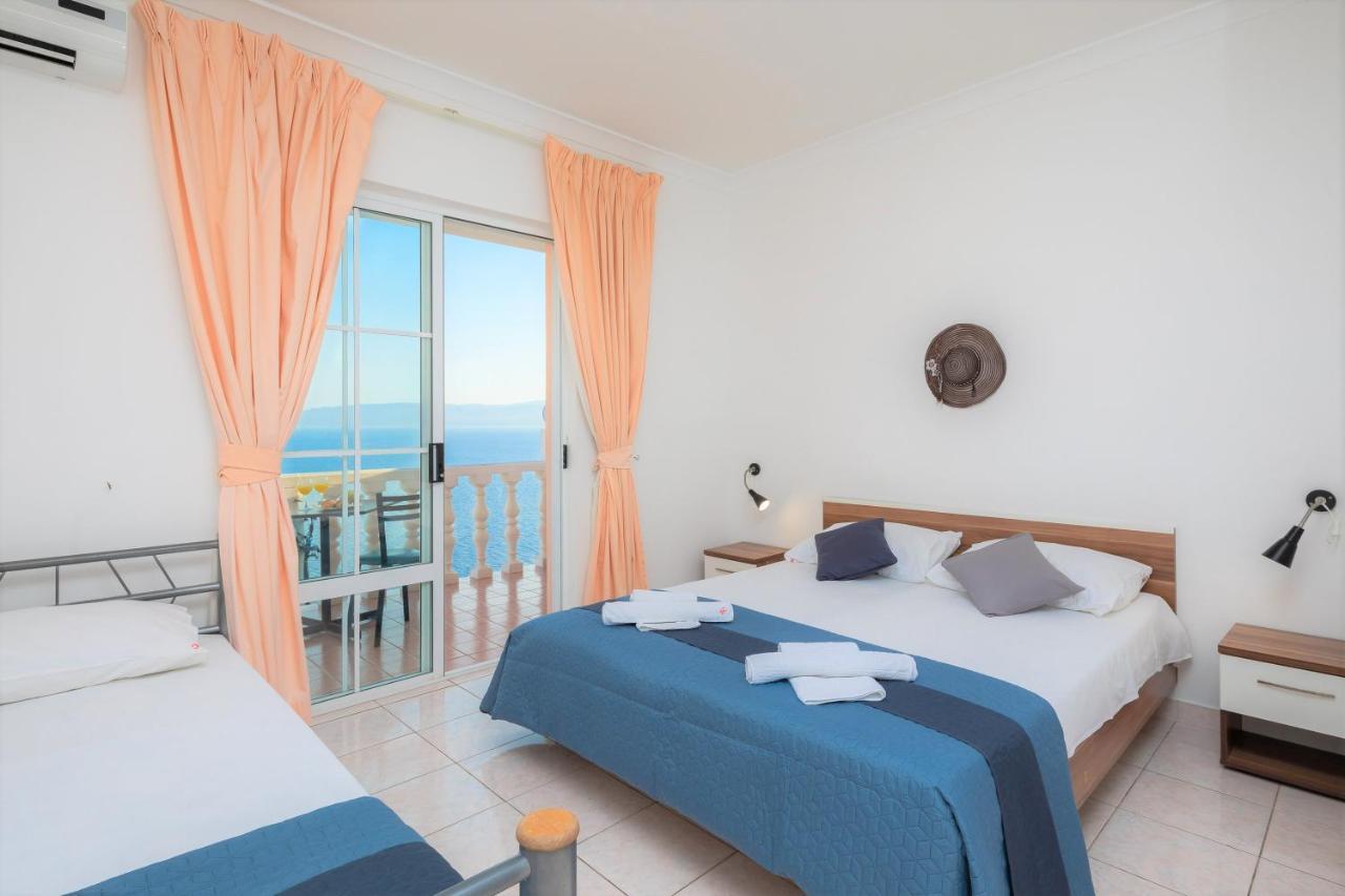 Family Beach Rooms Omis Bagian luar foto