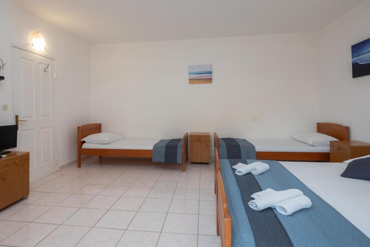 Family Beach Rooms Omis Bagian luar foto