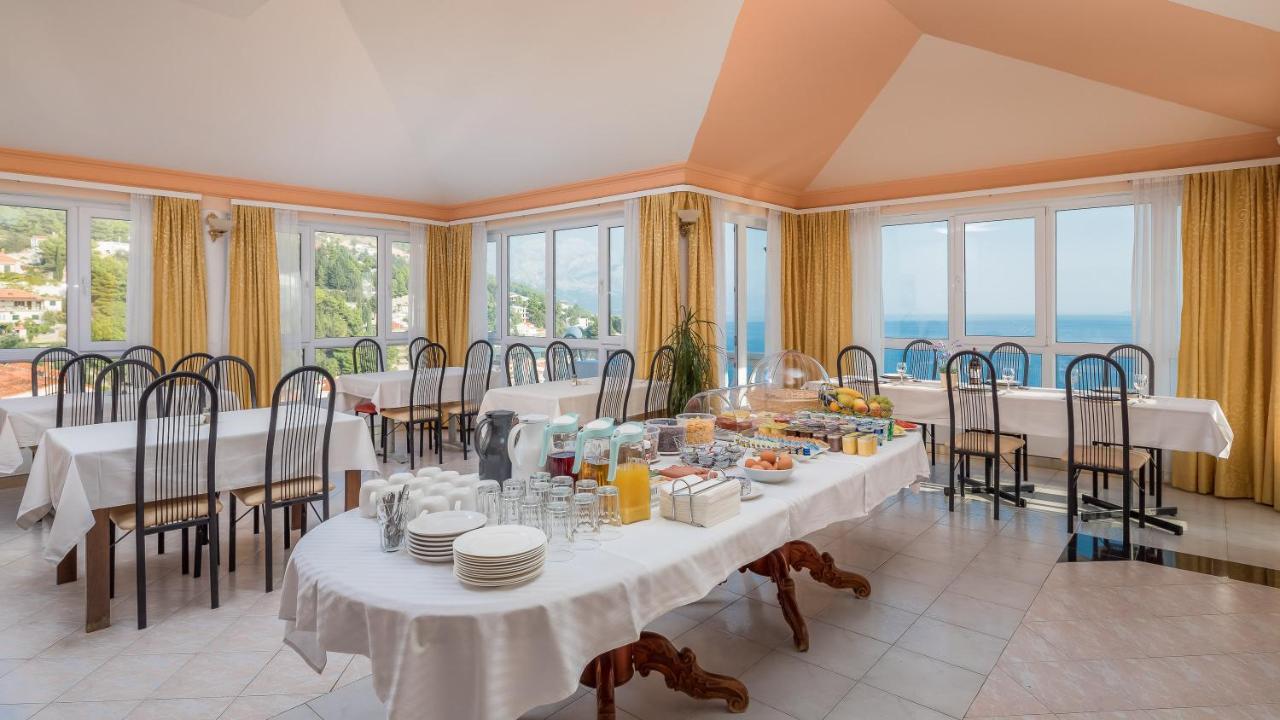 Family Beach Rooms Omis Bagian luar foto