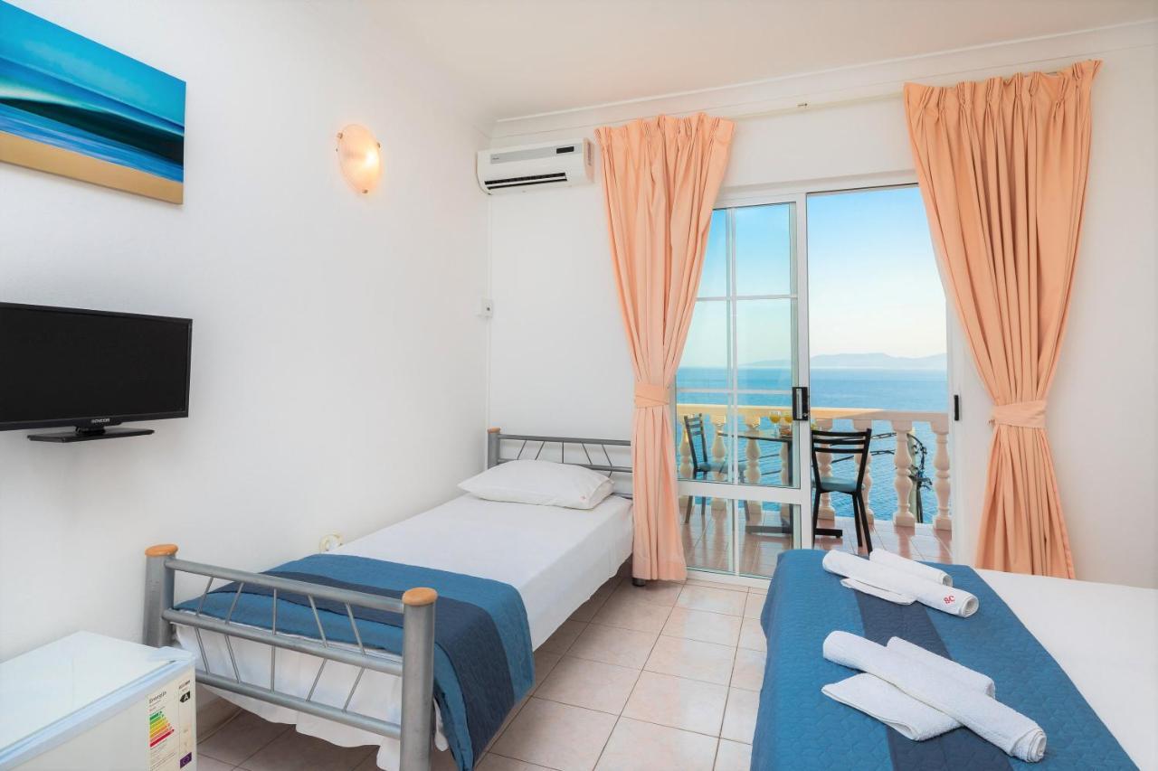 Family Beach Rooms Omis Bagian luar foto