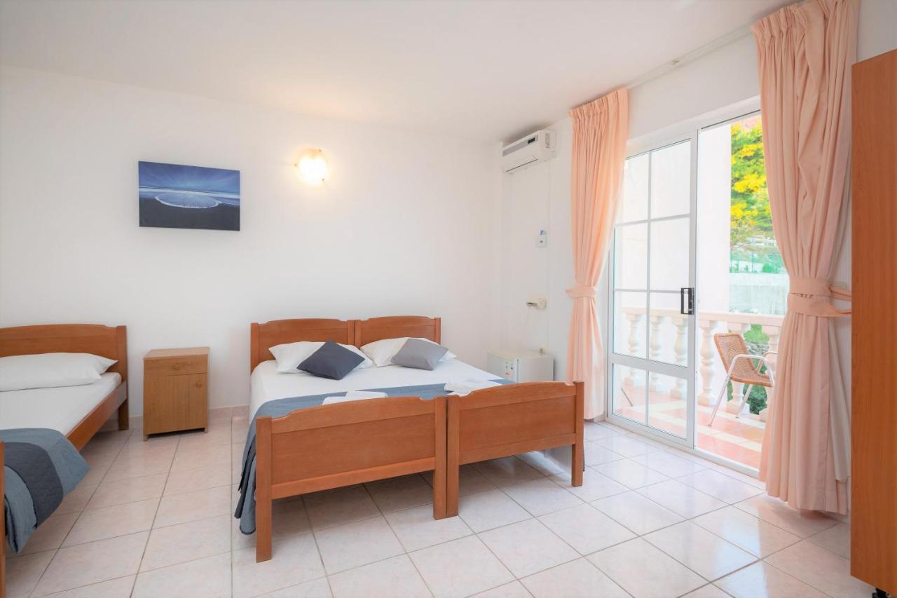 Family Beach Rooms Omis Bagian luar foto