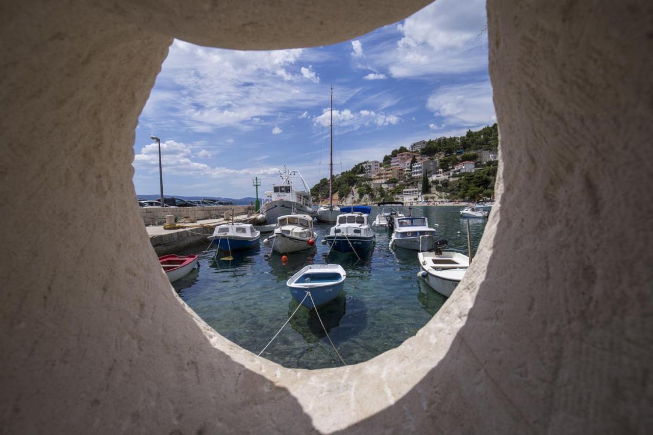 Family Beach Rooms Omis Bagian luar foto