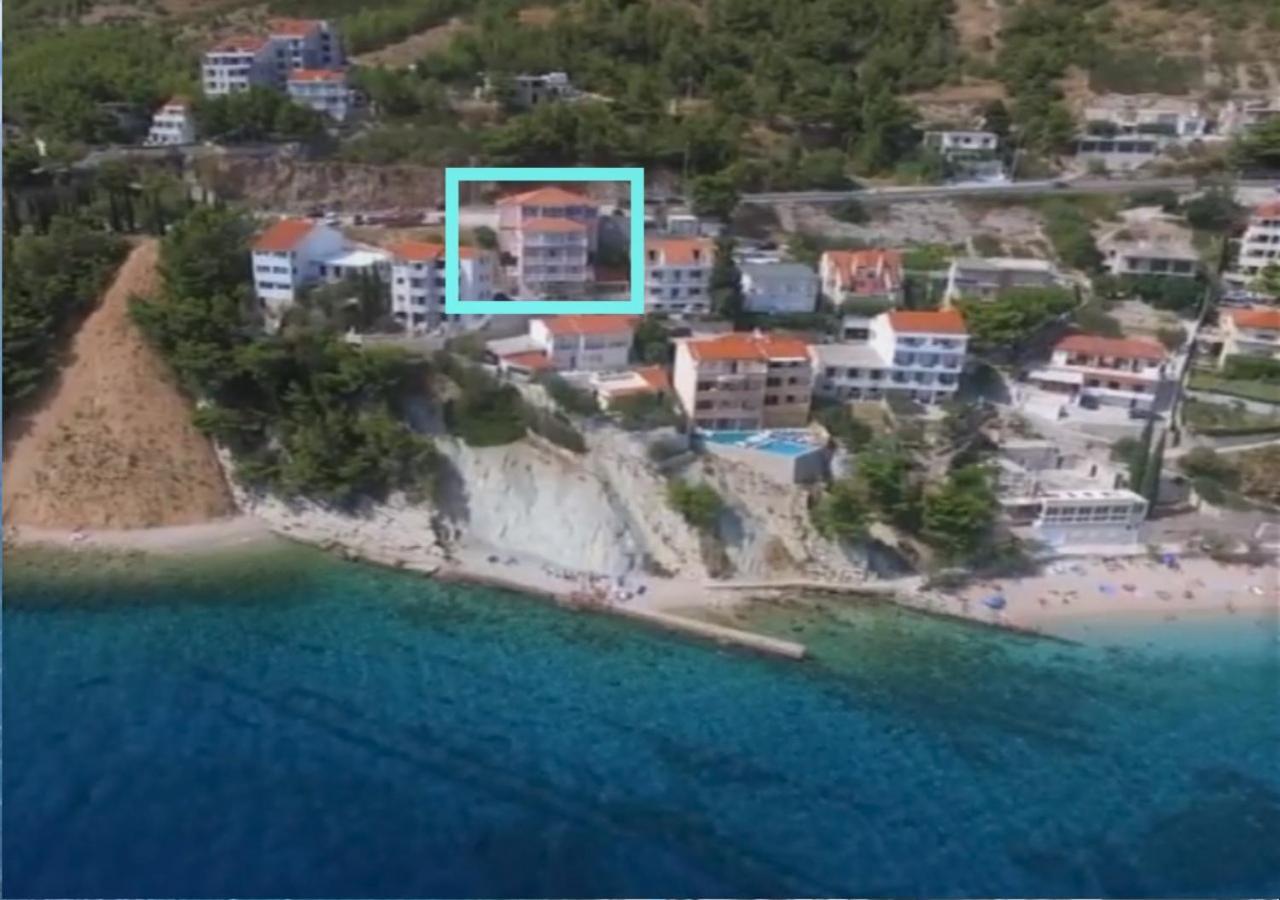 Family Beach Rooms Omis Bagian luar foto