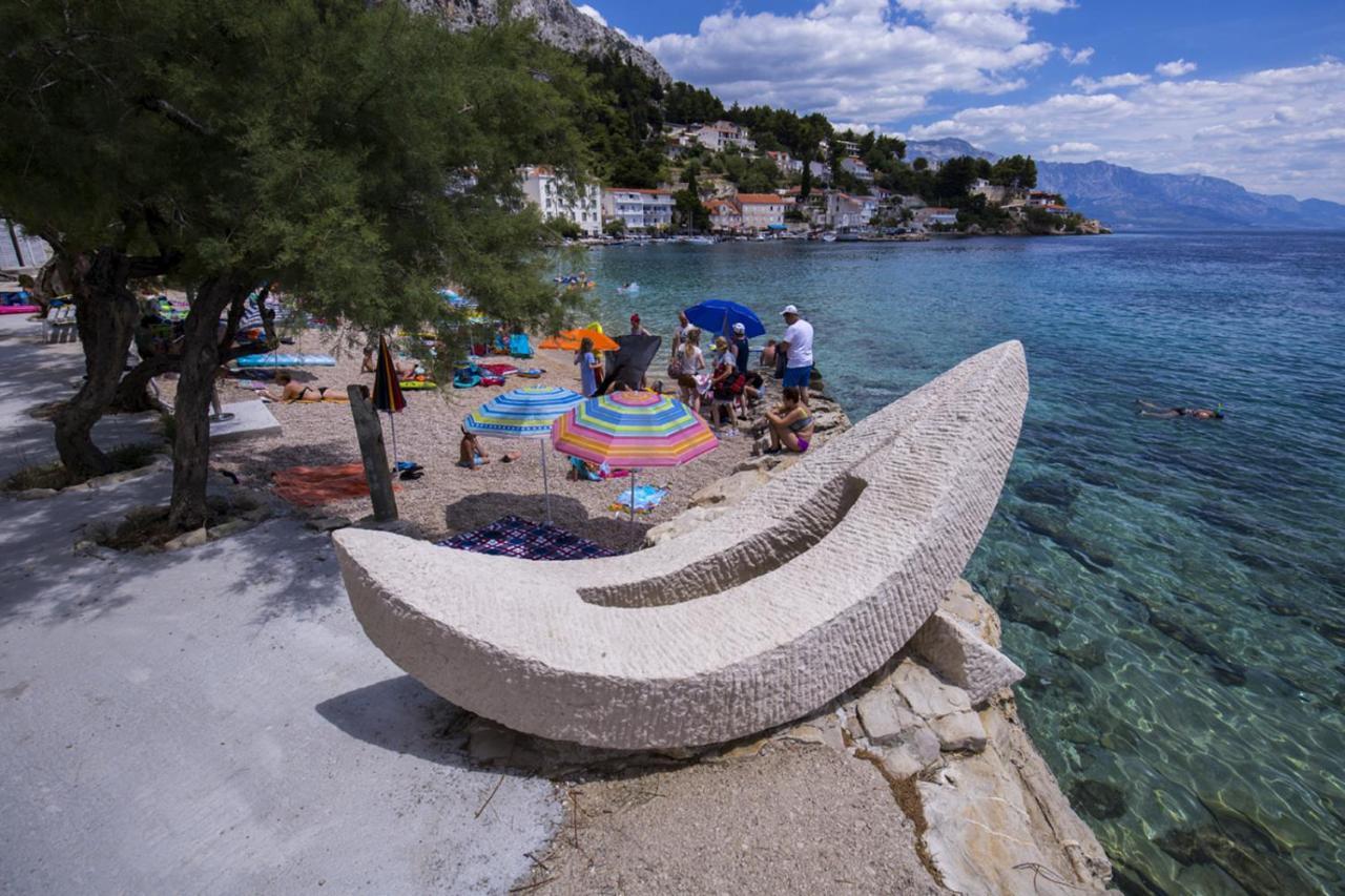 Family Beach Rooms Omis Bagian luar foto