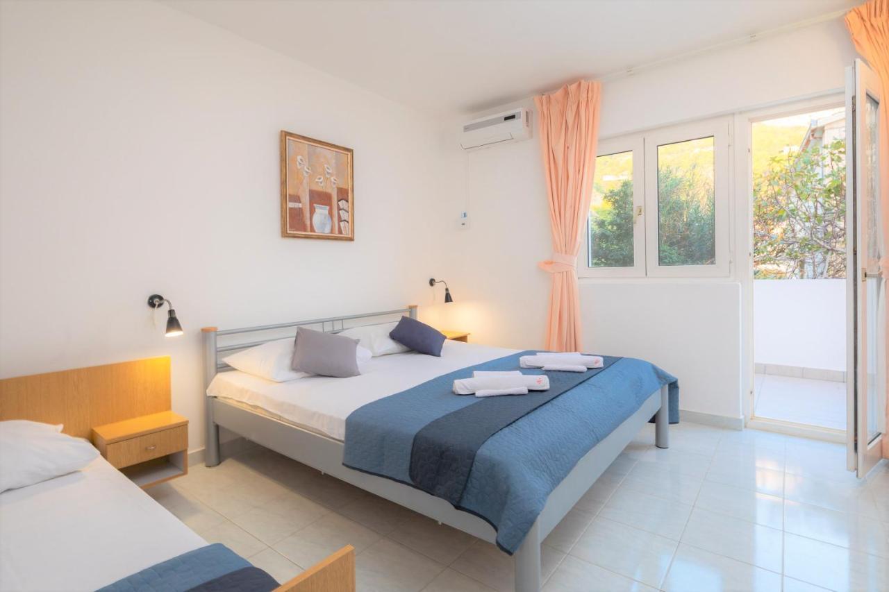 Family Beach Rooms Omis Bagian luar foto