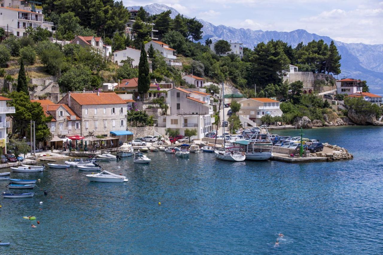 Family Beach Rooms Omis Bagian luar foto