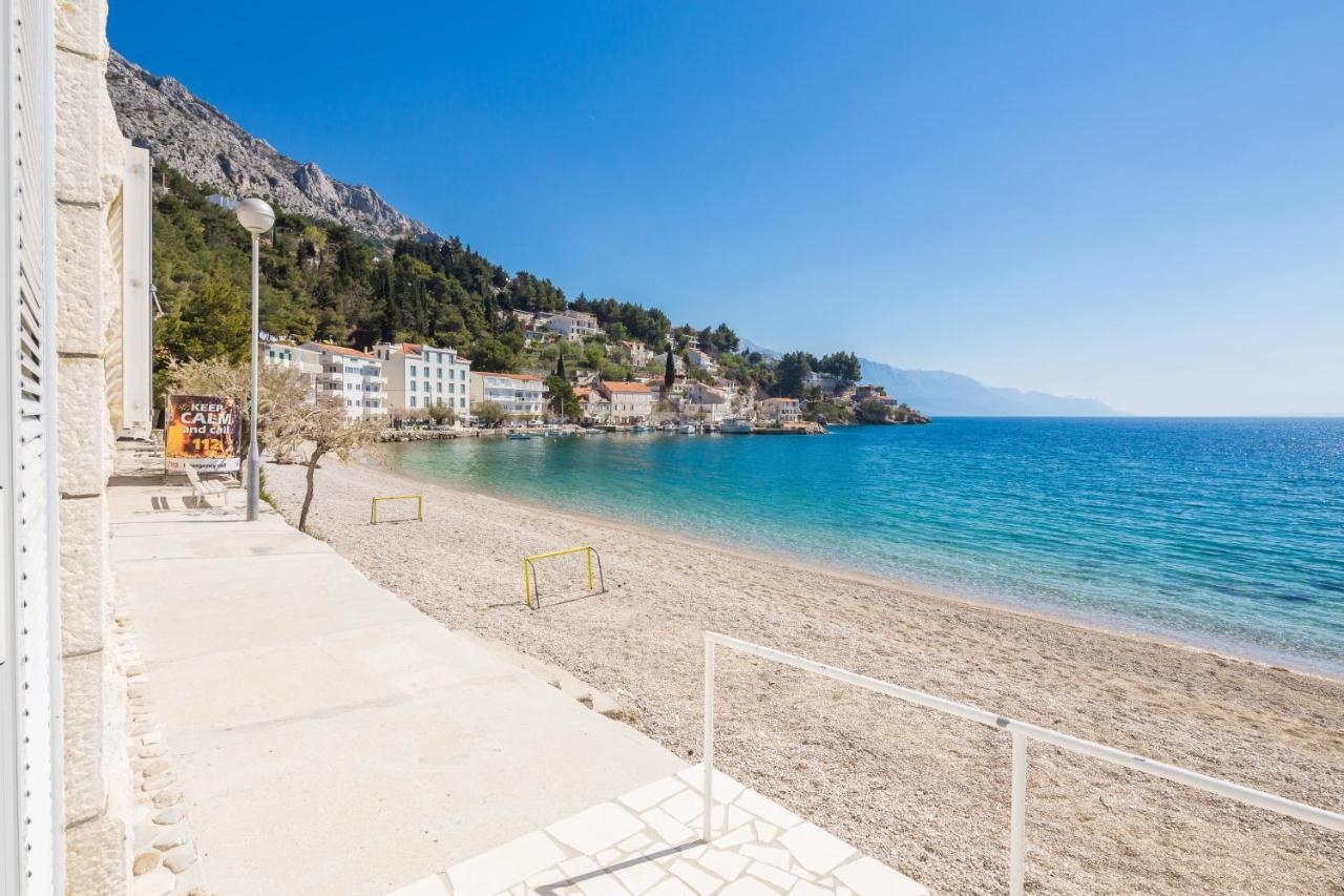 Family Beach Rooms Omis Bagian luar foto