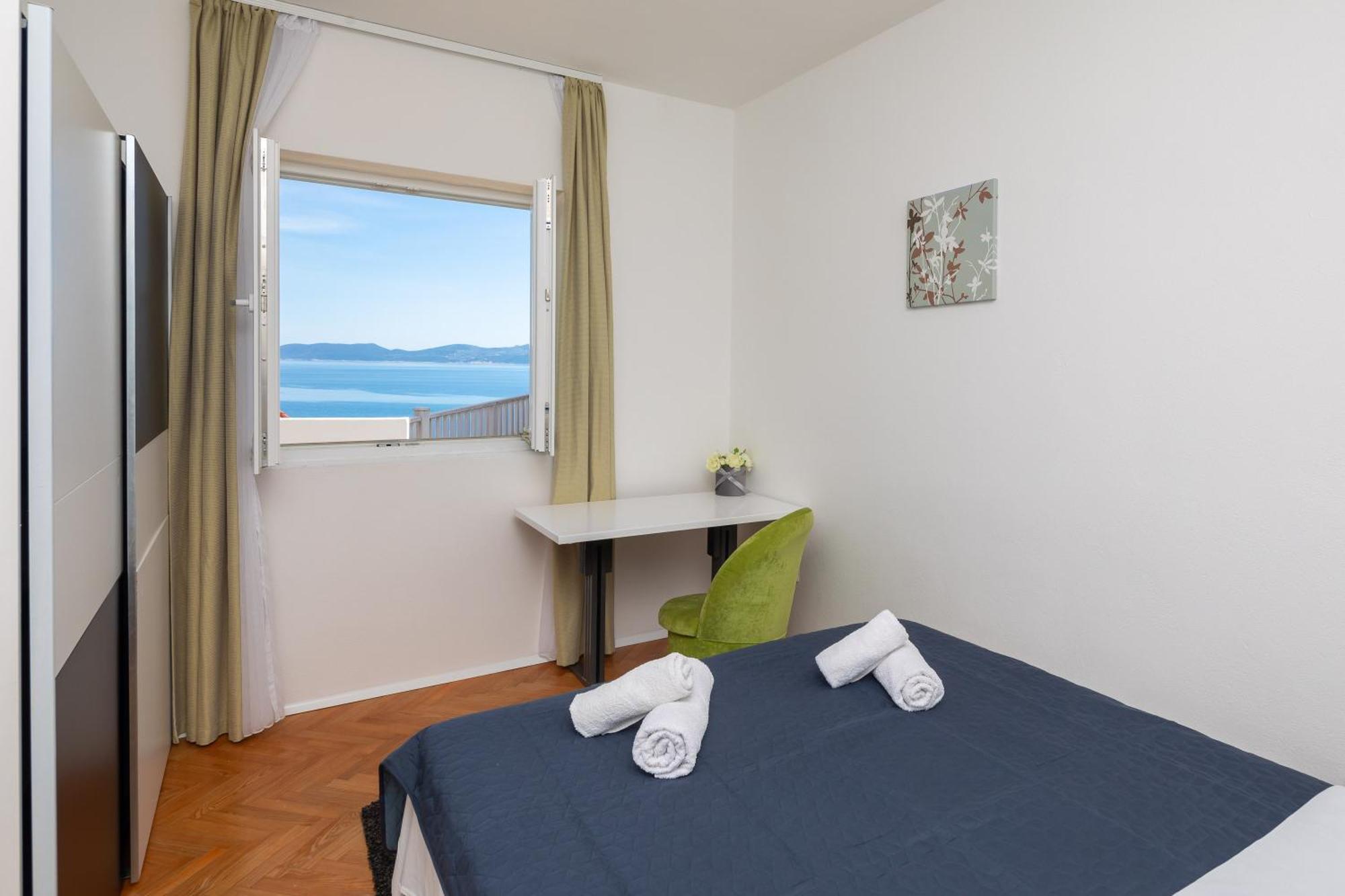 Family Beach Rooms Omis Bagian luar foto